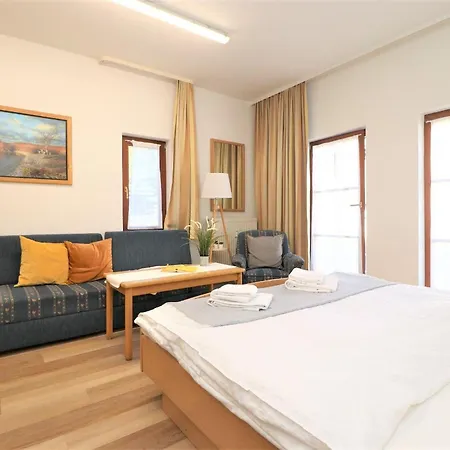 Deutsches Haus 19 Eg 아파트 부스트로우